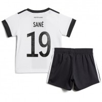 Fotballdrakt Barn Tyskland Leroy Sane #19 Hjemmedraktsett VM 2022 Kortermet (+ Korte bukser)